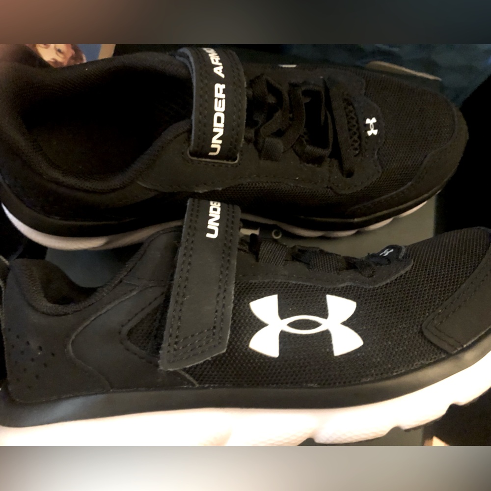 Boys Under Armor shoes size 1